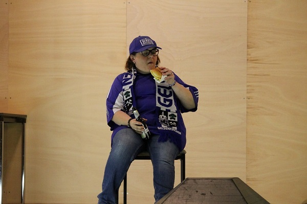 Schalke-Fan beim Small-Talk